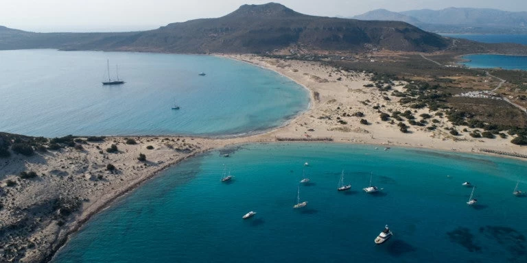 Σε ύφεση οι φωτιές σε Ελαφόνησο και Αχαΐα
